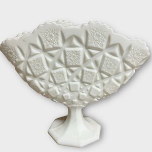 Vintage Westmoreland Milk Glass Old Quilt Pattern Fan Vase